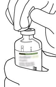 Mano che afferra un flaconcino di vetro con liquido verde e marcature di dosaggio visibili