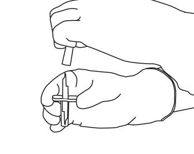 Mano che afferra una penna per insulina con l