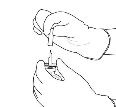 Mano che tiene un dispositivo per iniezione sottocutanea con ago esposto e tappo protettivo rimosso