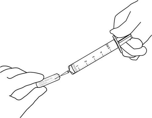 Mano che tiene una siringa con ago inserito in un tappo di vetro trasparente graduato per il prelievo