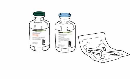 Due flaconi medicinali con tappi colorati e un dispositivo medico in blister aperto accanto