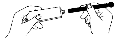 Mano che tiene una siringa pre-riempita con ago protetto e un adattatore nero per l