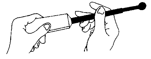 Mano che afferra una siringa piena tenendo l