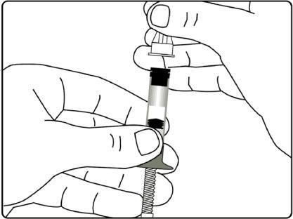 Mano che tiene una penna iniettabile con ago visibile e protettore rimosso pronto per l