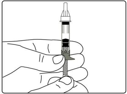 Mano che tiene una siringa preriempita con ago inserito in un tappo a vite con filettatura