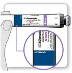 Tubo di crema medicinale blu con etichetta bianca e cerchio viola che evidenzia la scritta