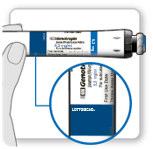 Siringa preriempita con farmaco blu e nero, evidenziata da un cerchio, con testo leggibile e indicazioni di dosaggio sulla confezione