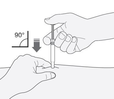 Mano che tiene una siringa con ago inserito nella pelle, angolo di 90 gradi indicato, freccia che mostra la direzione di iniezione e altra mano che stabilizza