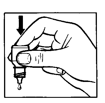 Mano che tiene un dispositivo penna per iniezione con ago rivolto verso il basso e una goccia all