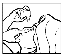 Mano che applica una goccia di medicinale nell