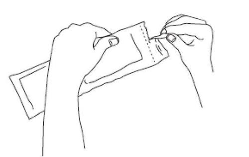 Due mani che aprono e piegano un involucro rettangolare di carta o materiale simile