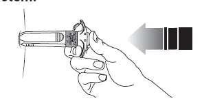 Mano che impugna un dispositivo autoiniettore con ago rivolto verso l