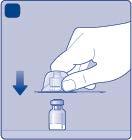 Mano che preme il dispositivo autoiniettore su una superficie, fiala di vetro sotto e freccia blu che indica la direzione