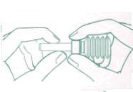 Mani che stringono un dispositivo cilindrico bianco con superficie ondulata a righe orizzontali