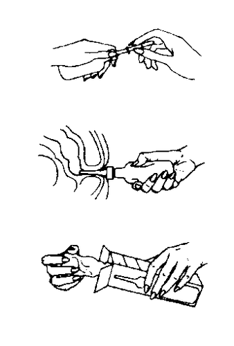 Mani che stringono una penna a molla e la applicano sulla pelle del braccio per l
