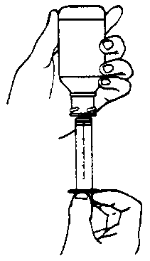 Mano che tiene una siringa collegata a una fiala di vetro tramite un adattatore, preparazione all