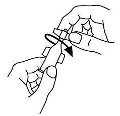 Mani che tengono un dispositivo autoiniettore con ago esposto e freccia nera che indica la direzione di inserimento