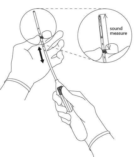Mano che tiene un dispositivo sottile con ago, inserito nel braccio con freccia indicante direzione e ingrandimento del punto di iniezione