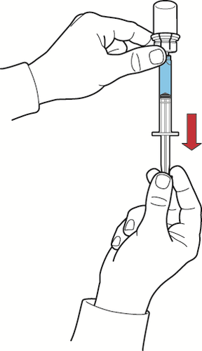 Mano che riempie una siringa trasparente con un liquido blu da un flaconcino, freccia rossa indica direzione di aspirazione