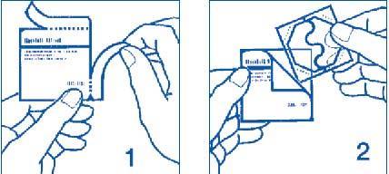 Mani che aprono una bustina sigillata contenente un farmaco, con indicazioni testuali visibili sulla confezione e numeri di passaggio 1 e 2