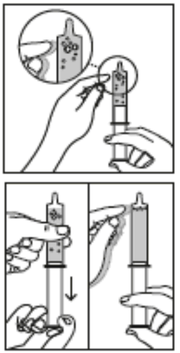 Mano che tiene una siringa preriempita e una fiala di medicinale con freccia che indica l