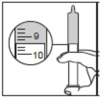 Mano che tiene una siringa con indicatore graduato da 9 a 10 e ago rivolto verso il basso per iniezione sottocutanea