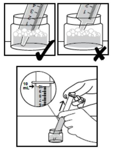 Fiala di vetro con polvere e solvente, siringa che preleva il liquido e mano che la utilizza per l