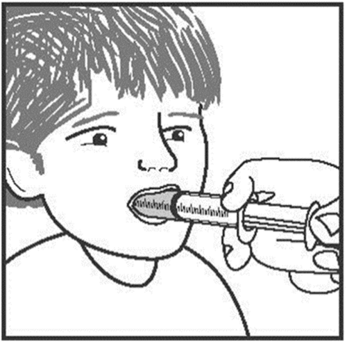 Bambino con bocca aperta mentre un adulto inserisce un erogatore orale con farmaco liquido