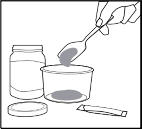 Ricostituzione del farmaco polvere in fiala con solvente in flacone e ago per iniezione vicino