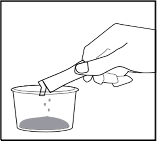 Mano che inserisce un ago in una fiala di vetro contenente un liquido scuro e alcune particelle sospese