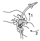 Mano che stringe un catetere venoso centrale con frecce che indicano la direzione del flusso e il punto di inserimento