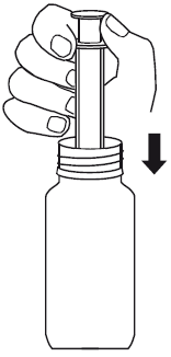 Mano che tiene una siringa sopra un flacone medicinale con un ago inserito nel tappo e una freccia nera che indica la direzione verso il basso