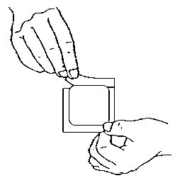 Mano che afferra un tampone sterile contenuto in un involucro quadrato trasparente aperto