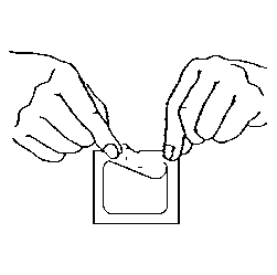 Due mani che aprono una bustina sigillata quadrata con un intaglio per facilitare l