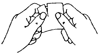 Due mani che stringono e piegano un involucro rettangolare di carta con una linea tratteggiata che indica la piegatura