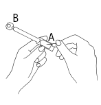 Mano che afferra una siringa con ago inserito nella pelle, tecnica di iniezione sottocutanea indicata dalle lettere A e B