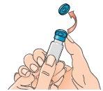 Mano che rimuove il tappo protettivo blu da un flaconcino di medicinale trasparente con freccia curva