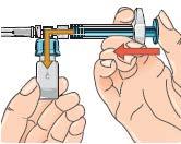 Mano che tiene una fiala e una siringa collegate, freccia rossa indica direzione di aspirazione del farmaco