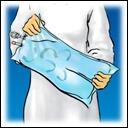 Braccio umano avvolto in una sacca di plastica trasparente blu con mani che la tengono saldamente