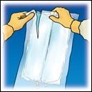 Mani con guanti gialli aprono una busta sterile bianca contenente due tamponi di cotone bianchi per la disinfezione