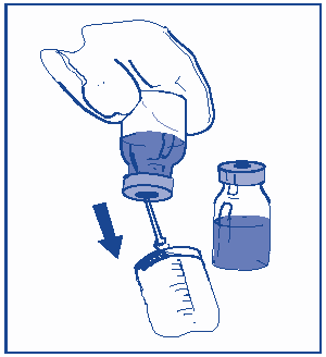 Mano che estrae farmaco liquido da un flaconcino con ago e siringa verso un altro flaconcino trasparente con liquido blu