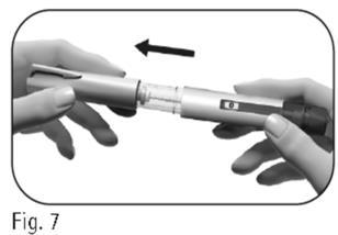 Mani che tengono un dispositivo per iniezione auto-iniettante con ago trasparente e freccia nera che indica la direzione