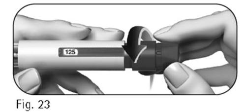 Penna iniettabile con ago protetto da cappuccio nero e numeri 125 visibili sul corpo cilindrico tenuta tra due dita