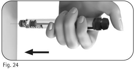 Mano che tiene una siringa preriempita con ago inserito nel braccio, freccia nera indica la direzione dell