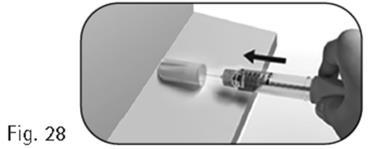 Siringa con ago inserito in un cilindro di vetro trasparente con freccia nera che indica la direzione