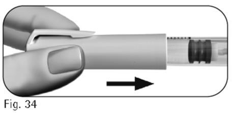 Mano che tiene una penna per iniezione con ago esposto e freccia che indica la direzione di inserimento