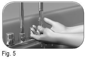 Mano sotto il getto d