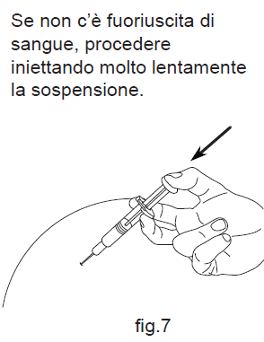 Mano che tiene una siringa pronta per l