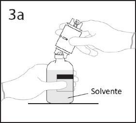 Mani che trasferiscono il contenuto di una fiala ad un flacone di solvente etichettato, preparazione di una soluzione medicinale