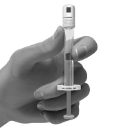 Mano che tiene una siringa preriempita trasparente con un farmaco liquido all